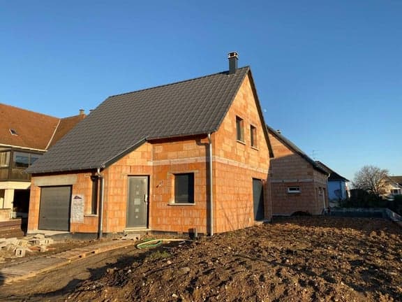 Photo maison avant retouche jardin