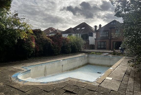 Piscine vide avant retouche IA